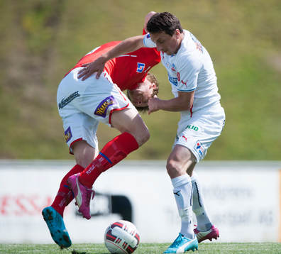 Helsingborgs Ardian Gashi borttar ner en Kalmar-spelare i