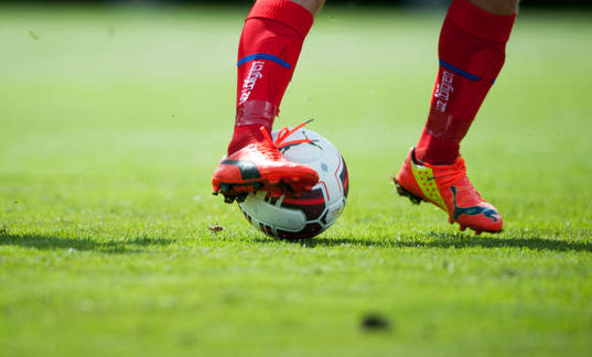 Bollkontroll i träningsmatchen i fotboll mellan