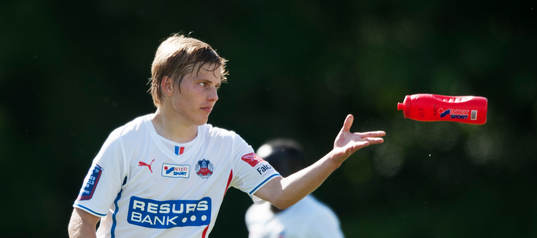 Helsingborgs Jere Uronen kastar vattenflaskan i