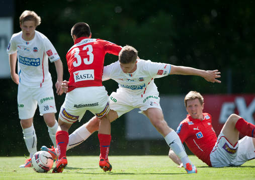 Helsingborgs Emil Krafth försöker stoppa en