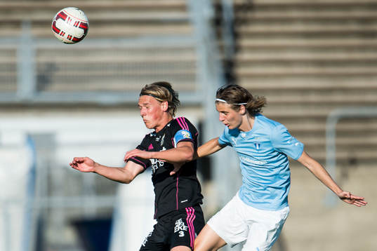 IFK Göteborgs Hampus Zackrisson i nickduell med Malmö FFs
