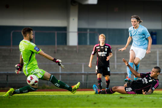 Malmö FFs Pawel Cibicki gör mål bakom IFK Göteborgs