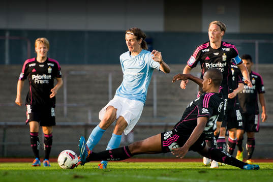 Malmö FFs Pawel Cibicki tar sig förbi IFK Göteborgs