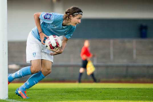 Malmö FFs Pawel Cibicki plockar ut bollen ur IFK