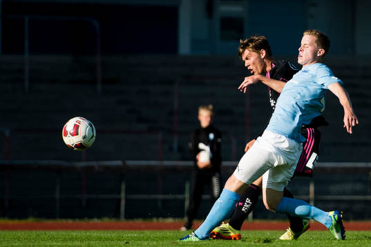 Malmö FFs Victor Wernersson stör IFK Göteborgs Karl Bohm