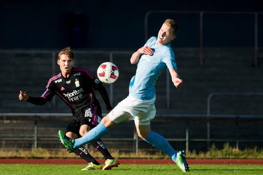 IFK Göteborgs Karl Bohm slår ett inlägg förbi Malmö
