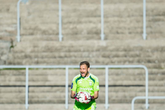 IFK Göteborgs målvakt John Alvbåge är arg