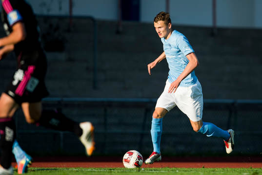 Malmö FFs Hannes Cederholm driver upp bollen