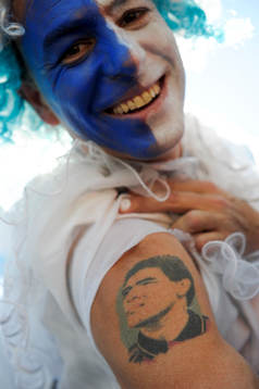 Argentinsk supporter med Diego Maradona intatuerad innan