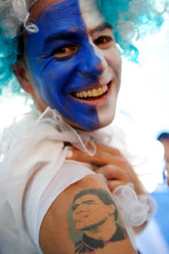 Argentinsk supporter med Diego Maradona intatuerad innan