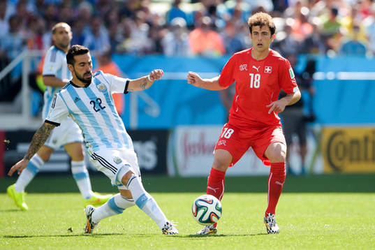 Argentinas Ezequiel Lavezzi och Schweiz Admir Mehmedi