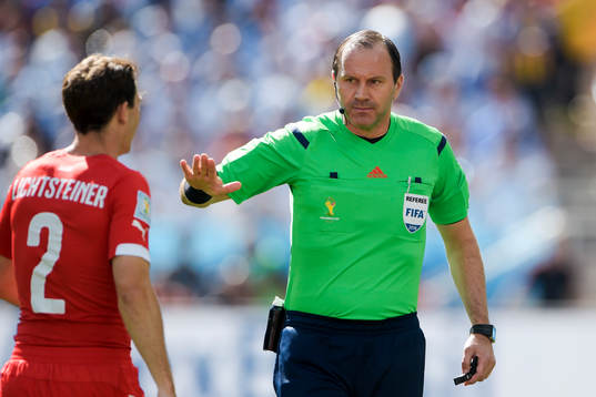 Jonas Eriksson, domare och Schweiz Stephan Lichtsteiner