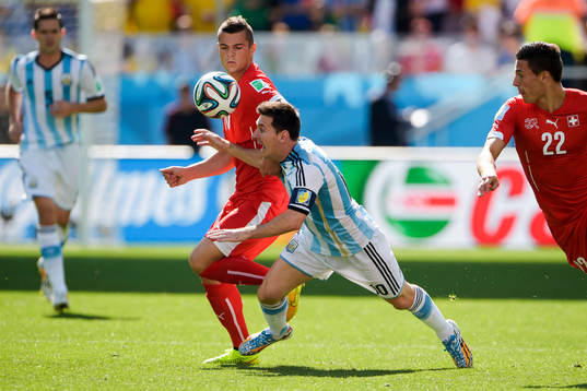 Argentinas Lionel Messi och Schweiz Granit Xhaka och Fabian
