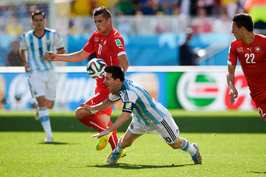 Argentinas Lionel Messi och Schweiz Granit Xhaka och Fabian