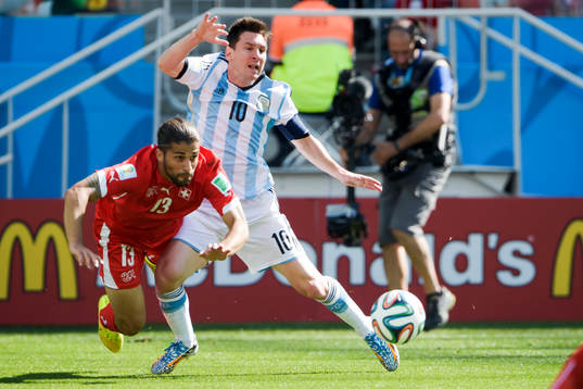 Argentinas Lionel Messi och Schweiz Ricardo Rodriguez