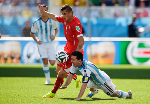 Argentinas Lionel Messi och Schweiz Granit Xhaka