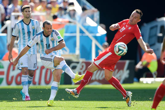 Argentinas Javier Mascherano och Schweiz Josip Drmic