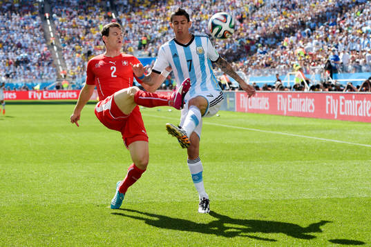 Schweiz Stephan Lichtsteiner och Argentinas Angel Di Maria