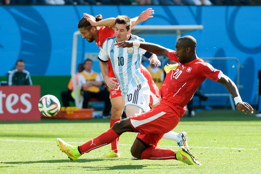 Argentinas Lionel Messi och Schweiz Johan Djourou