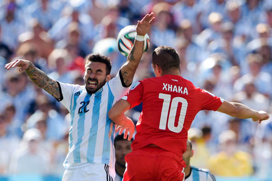 Argentinas Ezequiel Lavezzi och Schweiz Granit Xhaka