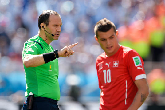 Jonas Eriksson, domare och Schweiz Granit Xhaka