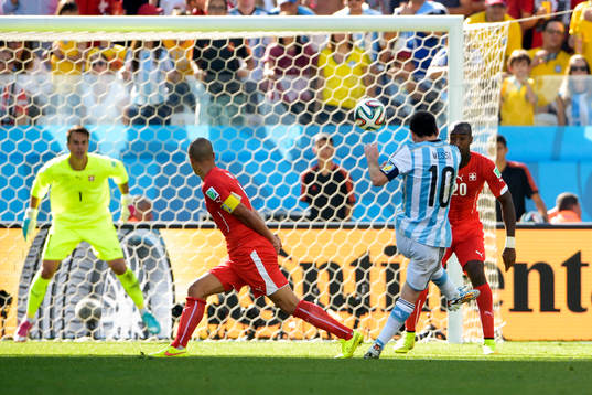 Argentinas Lionel Messi skjuter ett skott som går precis