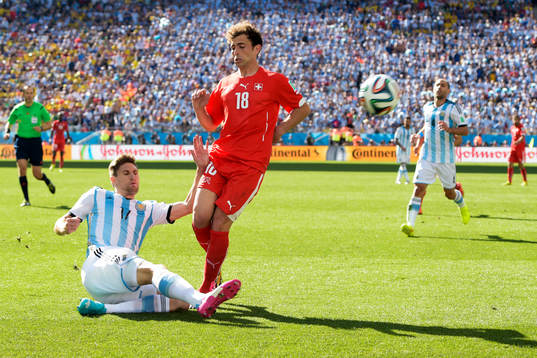 Argentinas Federico Fernandez  och Schweiz Admir Mehmedi