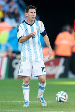 Argentinas Lionel Messi och Jonas Eriksson, domare