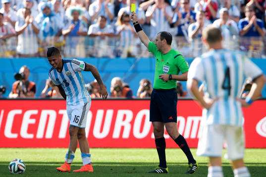 Jonas Eriksson, domare varnar Argentinas Marcos Rojo