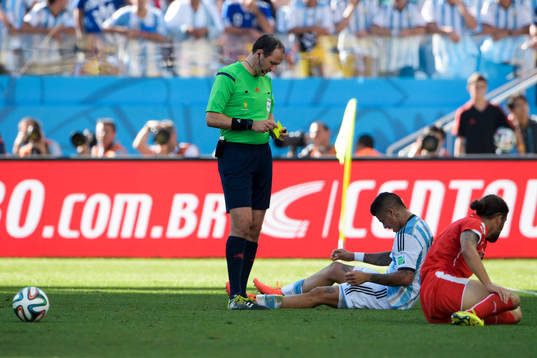 Jonas Eriksson, domare varnar Argentinas Marcos Rojo