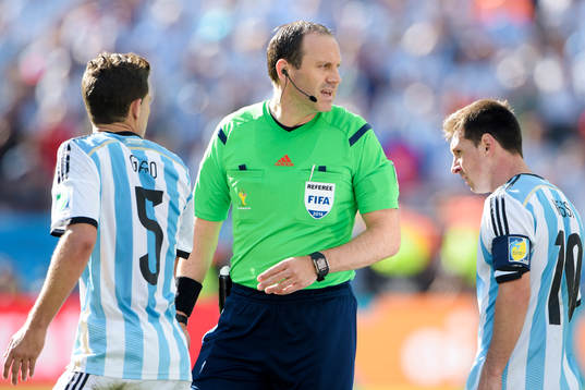 Jonas Eriksson, domare och Argentinas Fernando Gago och