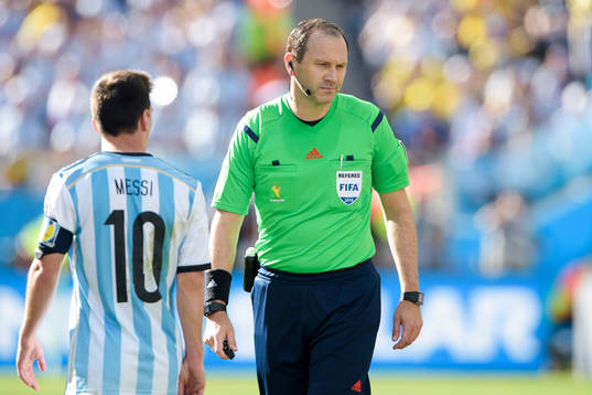 Jonas Eriksson, domare och Argentinas Lionel Messi