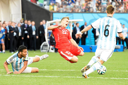 Schweiz Xherdan Shaqiri fälls och får frispark i
