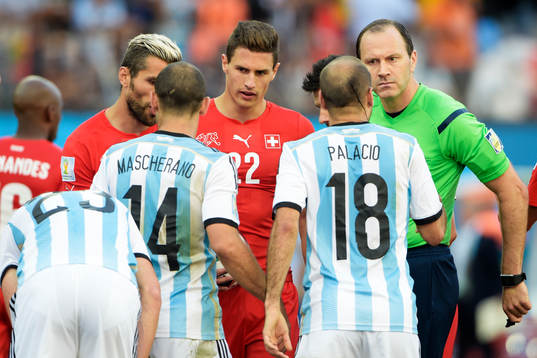 Jonas Eriksson, domare och Argentinas Rodrigo Palacio