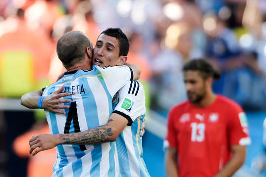 Argentinas Pablo Zableta och Angel Di Maria jublar