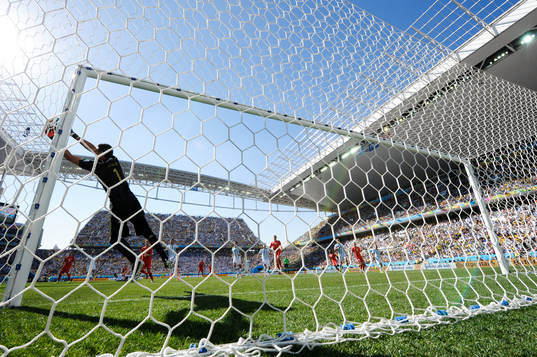 Argentinas målvakt Sergio Romero gör en jätteräddning