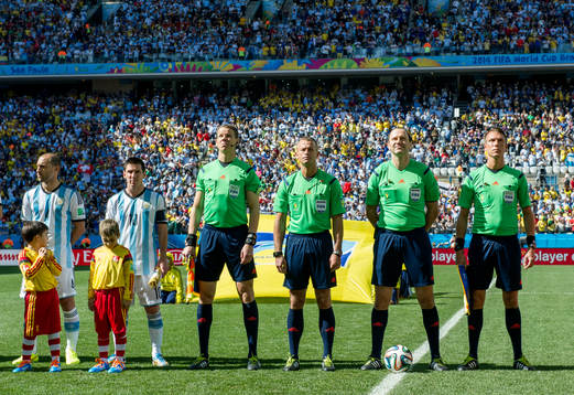 Det svenska domarteamet Schweiz Jonas Eriksson, domare