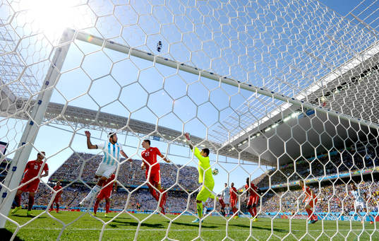 Argentinas Ezequiel Garay oroar framför Schweiz målvakt