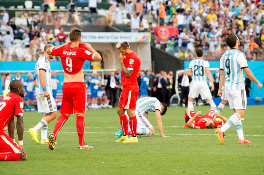 Schweiz spelare deppar och Argentinas spelare jublar