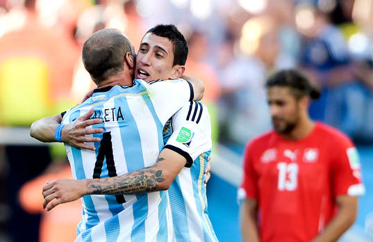 Argentinas Pablo Zableta och Angel Di Maria jublar