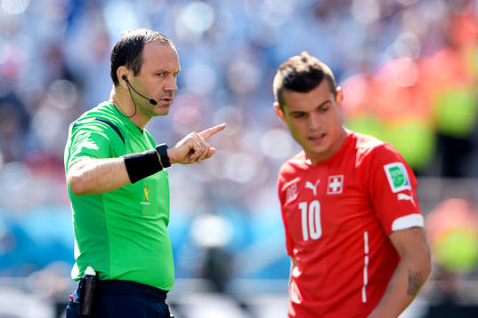 Jonas Eriksson, domare och Schweiz Granit Xhaka