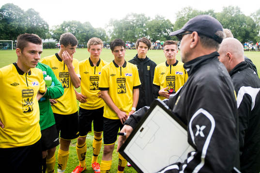 Västergötalands spelare lyssnar på sin tränare Tommy