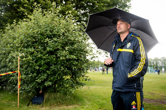 Sveriges förbundskapten P15/99 Magnus Wikman tittar på