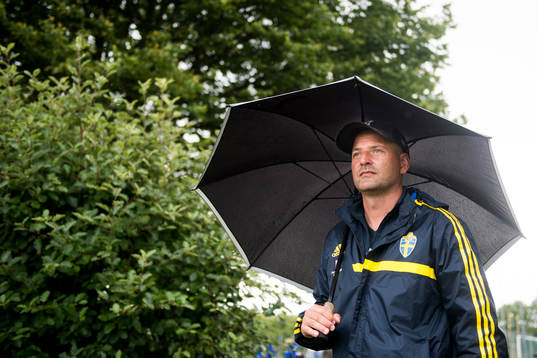 Sveriges förbundskapten P15/99 Magnus Wikman tittar på