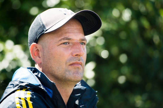Sveriges förbundskapten P15/99 Magnus Wikman tittar på