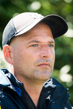 Sveriges förbundskapten P15/99 Magnus Wikman tittar på