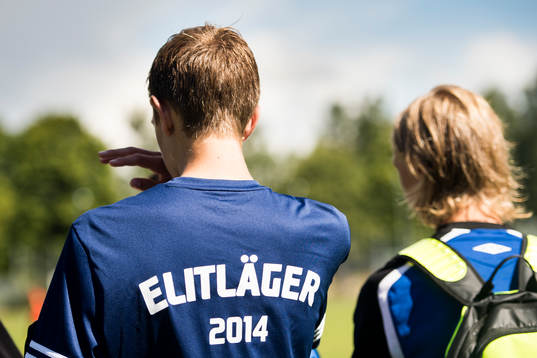 En spelare med en tröja där det står Elitläger 2014