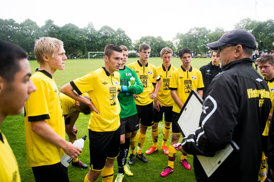 Västergötalands spelare lyssnar på sin tränare Tommy