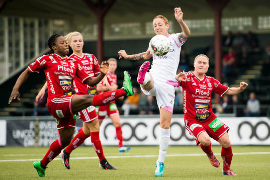 Rosengårds Therese Sjögran (m) skjuter mot mål