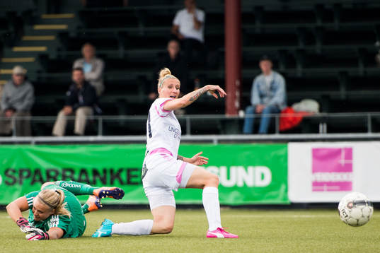Rosengårds Anja Mittag gör 2-1 bakom Piteås målvakt